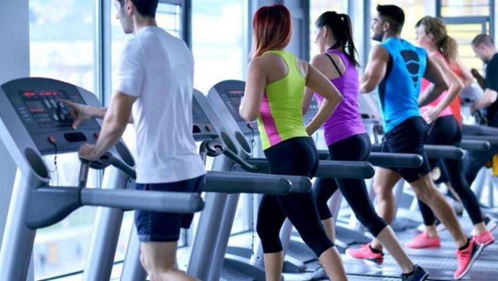 Courir sur un tapis de course en salle de gym